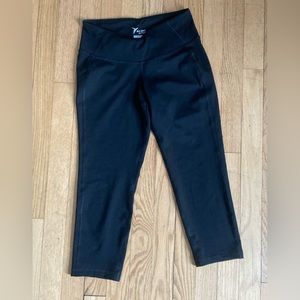 OLD NAVY ACTIVE black capri workout leggings